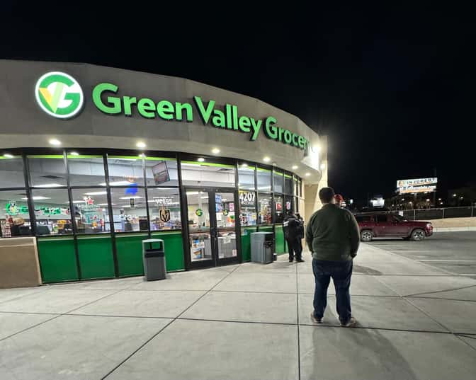 在便利店外等开门 在便利店外等开门